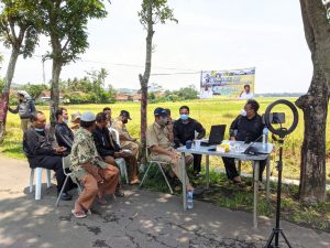 Kadis Pertanian beserta kabid TPH dan Kasi serta petani melaksanakan panen bersama pak menteri secara virtual di Desa Sumurkidang Kec.Bantarbolang