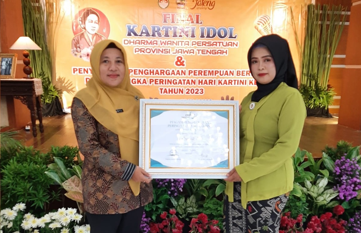 Serah Terima Penghargaan Perempuan Berprestasi Dharma Wanita Persatuan Provinsi Jawa Tengah